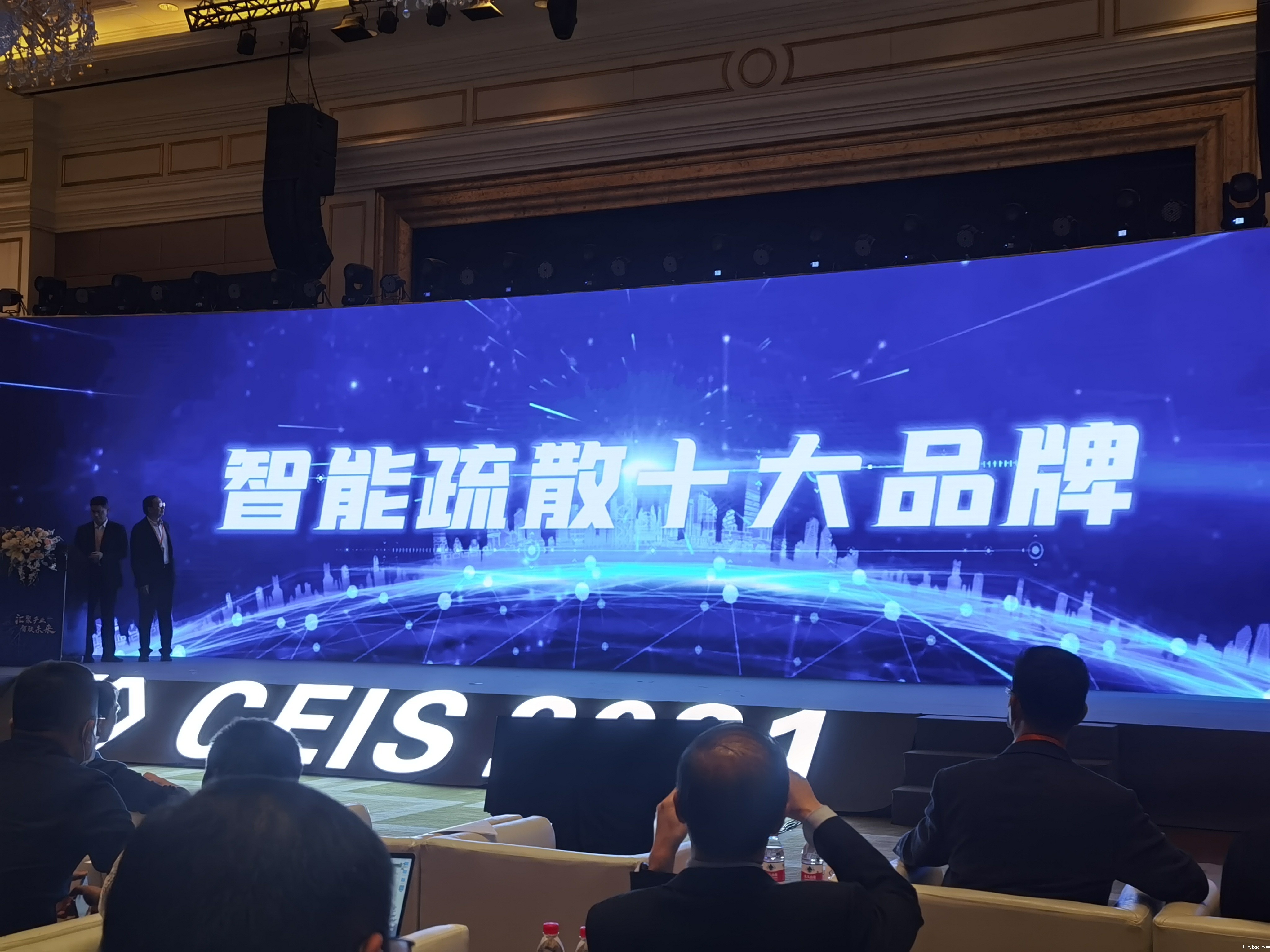 喜报！深圳luck18官方斩获2021年度中国消防行业两项大奖！