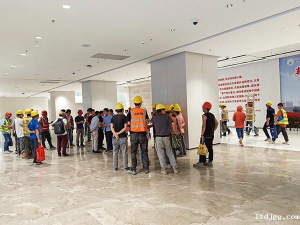 智能疏散指示系统如何与消防员的指挥中心通信？