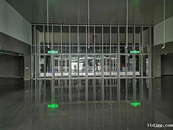 智能疏散系统如何保证在复杂环境下的稳定性？