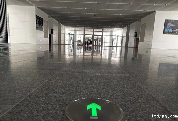 智能疏散应急照明系统的电池寿命是多久？