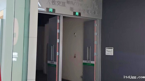 智能疏散指示系统能否在断电时正常运行？