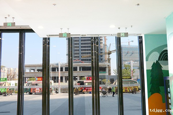 智能疏散系统如何确保在火灾现场的指示清晰可见？