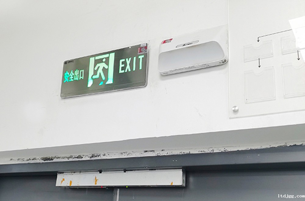 用户在操作智能疏散指示系统时有哪些注意事项？