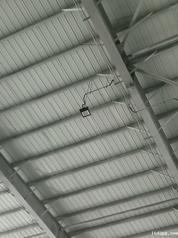 智能疏散系统如何识别并避开火源和烟雾？