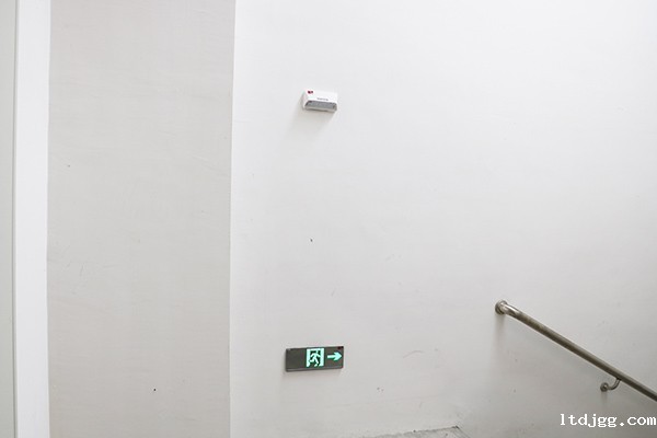 智能疏散系统如何确保疏散过程中的无障碍通行？