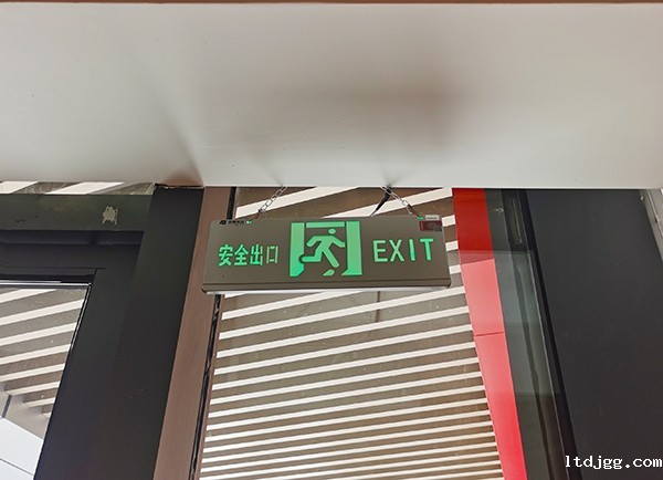 智能应急疏散指示系统的应急照明功能在何种条件下能确保清晰可见？