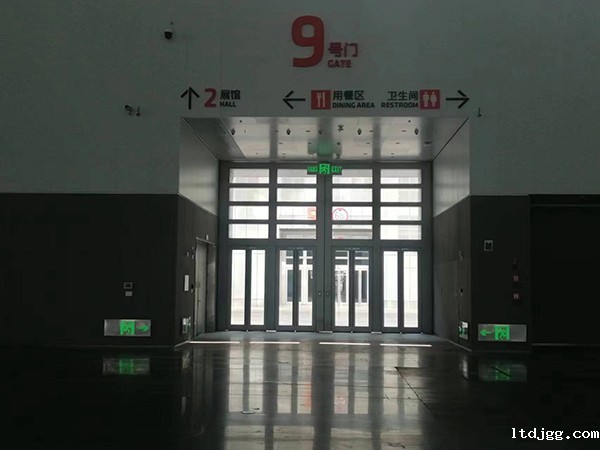 智能疏散指示系统如何实时感知火灾并作出反应？