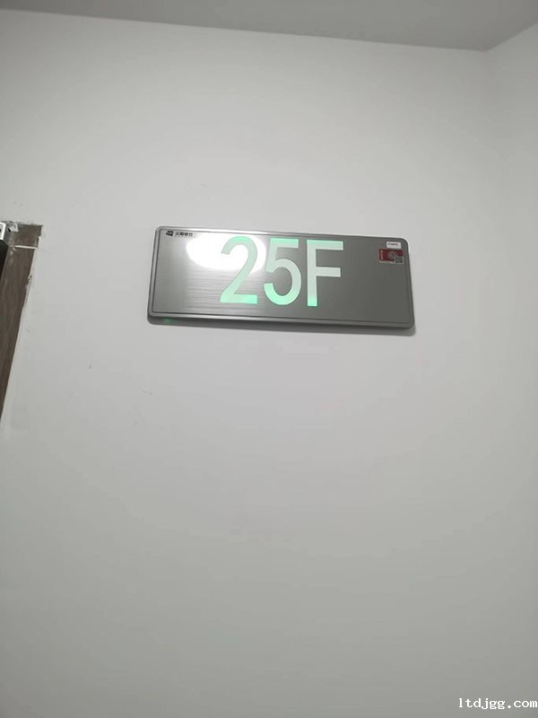 智能疏散指示系统如何预防疏散过程中的踩踏事故？