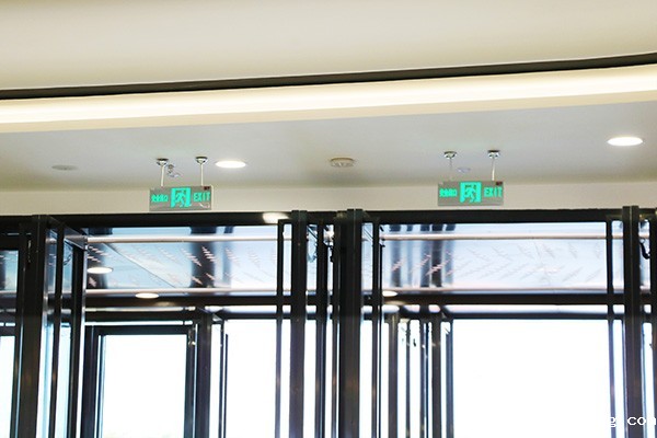 集中控制智能疏散系统的核心架构是怎样的？