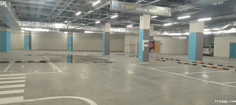 智能疏散照明系统是否支持多语言疏散指示？