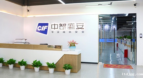 疏散过程中，智能疏散系统如何提供紧急疏散信息发布？